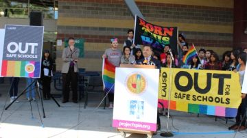 Miembros del Distrito Escolar de Los Angeles llevarán una tarjeta plástica con los colores del arco iris que los identifica como aliados de la comunidad LGBT (lesbiana, gay, bisexual y transexual).