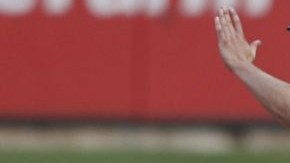 Clayton Kershaw (d) de Dodgers, se desliza a salvo en segunda cuando Pete Kozma (i) no alcanza la pelota en la sexta entrada del juego en el estadio Busch en St. Louis, Missouri.