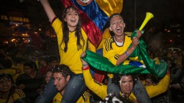 Miles de fanáticos colombianos celebraron en las calles de Bogotá el pase de su selección al Mundial de Brasil
