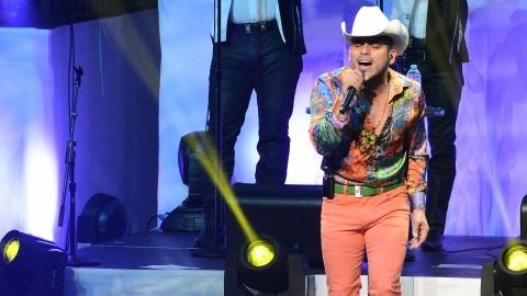 El llamado “cantautor del pueblo” se presentó con un fino pantalón anaranjado, una camisa de seda con colores muy vivos, cinturón y botas verdes.