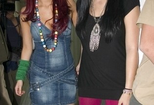 Maite Perroni (drcha) y Dulce María mostraron su cariño hacia el cantante.