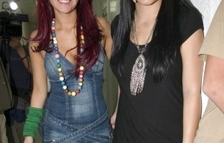 Maite Perroni (drcha) y Dulce María mostraron su cariño hacia el cantante.