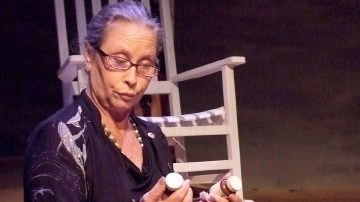 Los actores Sal López y Denise Blasor en la comedia, 'Wild in Wichita', que se presenta en Los Angeles Theather Center.