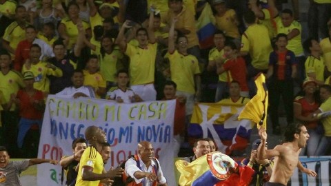 Camiseta en mano, el colombiano  Radamel Falcao celebra en el estadio de Barranquilla  la clasificación de su selección a la Copa del Mundo.