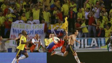Camiseta en mano, el colombiano  Radamel Falcao celebra en el estadio de Barranquilla  la clasificación de su selección a la Copa del Mundo.