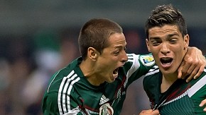 'Chicharito' (izq.) y Peralta (19) festejan eufóricos el golazo de Raúl Jiménez que revivió a México anoche en el Estadio Azteca.