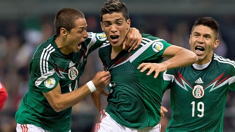 'Chicharito' (izq.) y Peralta (19) festejan eufóricos el golazo de Raúl Jiménez que revivió a México anoche en el Estadio Azteca.