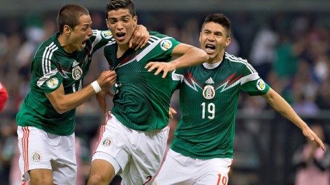 'Chicharito' (izq.) y Peralta (19) festejan eufóricos el golazo de Raúl Jiménez que revivió a México anoche en el Estadio Azteca.