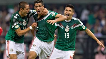 'Chicharito' (izq.) y Peralta (19) festejan eufóricos el golazo de Raúl Jiménez que revivió a México anoche en el Estadio Azteca.