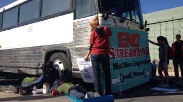 Activistas de Phoenix y Tucson bloquearon  el paso de buses que transportan indocumentados a la Corte Federal bajo el programa "Streamline", el cual permite agilizar  deportaciones a menos de 48 horas.