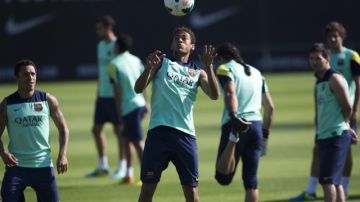 Neymar (centro) se recuperó de una molestia en la cadera y liderará hoy la delantera brasileña ante Corea.