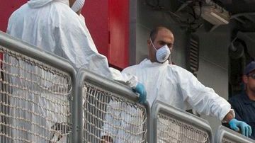 Un cadáver es bajado de un barco de la armada maltesa en el puerto de Valletta.