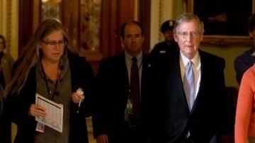 El líder de la minoría en el Senado, el republicano Mitch McConnell (centro), fue uno de los que inició las negociaciones para ampliar el tope de la deuda.