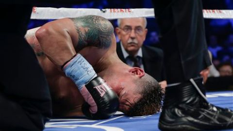 Orlando Cruz recibió un derechazo que lo mandó a la lona faltando dos minutos para terminar el séptimo asalto.