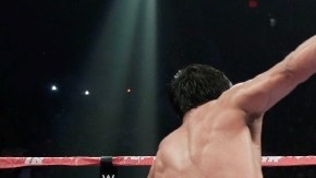 Juan Manuel Márquez está a punto de caer en el último round tras ser conectado por Timothy Bradley.