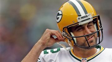 El mariscal de campo de Green Bay Aaron Rodgers (12) conectó 17 de 32 pases, uno de anotación y una intercepción .