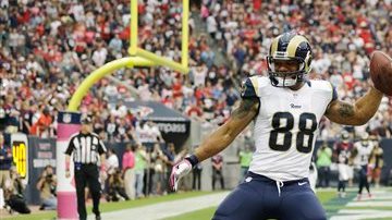 Lance Kendricks (88) celebra la anotación en la segunda mitad del encuentro.