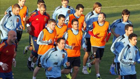 Los jugadores de la selección española, durante el entrenamiento efectuado esta tarde en las instalaciones de la Ciudad del Fútbol, en Las Rozas, donde preparan el partido que les enfrenta el martes a Georgia, de clasificación para el Mundial Brasil 2014. EFE