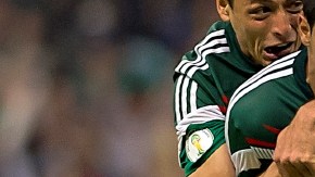 Raúl Jiménez es felicitado por Javier 'Chicharito' Hernández tras anotar su golazo de chilena ante el seleccionado de Panamá.