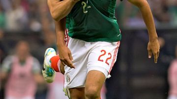 Raúl Jiménez es felicitado por Javier 'Chicharito' Hernández tras anotar su golazo de chilena ante el seleccionado de Panamá.