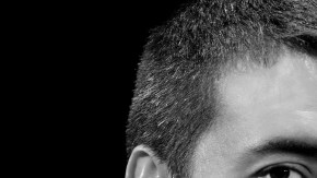 El violinista y fotógrafo se las ingenia para tocar música y  , tomar fotos de todo lo que ocurre a su alrededor.