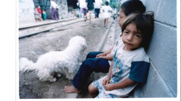 En septiembre de 1997 la organización Food for The Poor Inc. realizó una peregrinación para ayudar a familias en El Salvador. Unos niños salvadoreños recibieron también la ayuda.