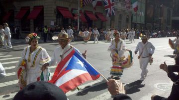 Miles de personas de todos los países de Latinoamérica se congregaron a lo largo de la Quinta Avenida de Manhattan para participar del tradicional Desfile de la Hispanidad.