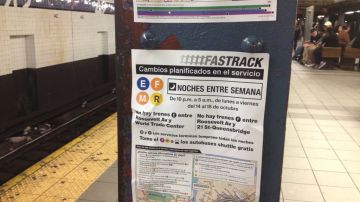 La MTA colocó carteles en las estaciones donde funcionan los trenes E, F, M y R, para informar sobre los cambios en el servicio nocturno a partir del lunes.