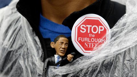 Las protestas de cientos de empleados públicos se han multiplicado en Washington, para exigirle al Congreso y al presidente Obama llegar a un acuerdo que termine con el cierre de gobierno.