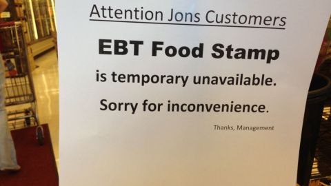 Beneficiarios de cupones de alimentos de 17 estados no pueden acceder a los beneficios debido a un fallo del proveedor,  en la foto, aviso a clientes en un supermercado de Los Ángeles.