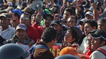 Unos mil maestros protestan el 1 de octubre de 2013, contra una reforma educativa bloqueando calles de acceso al aeropuerto internacional de Ciudad de México.
