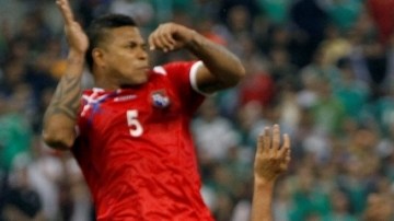 Raúl Jiménez (centro) puso a soñar de nuevo a toda la afición de  México con un espectacular gol que le dio una sufrida victoria por 2-1 sobre Panamá.