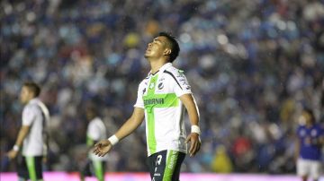 El jugador Rodolfo Salinas de Santos se lamenta de una mala jugada en el estadio Azul en la Ciudad de México. EFE