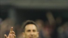 El jugador mexicano Raúl Jiménez (c) celebra con sus compañeros después de anotar un gol de chilena ante Panamá, este viernes 11 de octubre de 2013, durante un partido por la eliminatoria mundialista de la Concacaf en el Estadio Azteca, en Ciudad de México (México). EFE