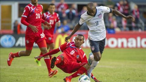 Fotografía tomada el pasado 11 de junio en la que se registró al futbolista Damarcus Beasley (d), de Estados Unidos, al disputar un balón con Marcos Sánchez, de Panamá (i), durante un partido de las eliminatorias de la Concacaf para el mundial de Brasil 2014, en Seattle (EE.UU.). EFE/ Archivo