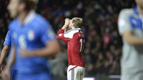 Nicklas Bendtner, jugador de la selección de Dinamarca, gesticula durante el partido Dinamarca-Italia, de clasificación para el Mundial de fútbol de Brasil 2014, disputado el pasado viernes en Copenhague. EFE
