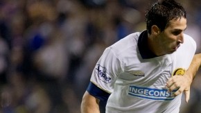 Boca Juniors' Emmanuel Gigliotti, right, vies for the ball with Rosario Central's Alejandro Donatti during an Argentina's league soccer match in Buenos Aires, Argentina, Sunday, Oct. 13, 2013. (AP Photo/Eduardo Di Baia)