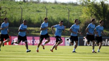 Los jugadores de la selección de Uruguay practican a todo vapor para el encuentro de mañana  ante Argentina.