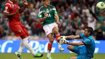 Javier  'Chicharito' Hernández (centro) no ha tenido un buen desempeño con  México y podría perder la titular ante Costa Rica.