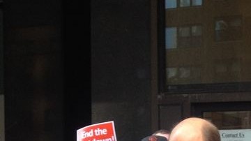 El cierre parcial del gobierno   federal está causando perjuicios a muchos pequeños negocios de la ciudad , según denunció hoy la representante  Carolyn Maloney.