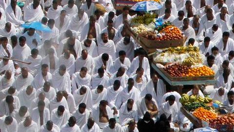 Con ofrendas y vestiduras blancas libres de costuras, los musulmanes peregrinan para limpiarse de todo pecado.