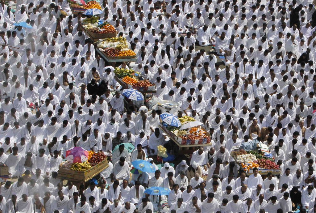 Con ofrendas y vestiduras blancas libres de costuras, los musulmanes peregrinan para limpiarse de todo pecado.