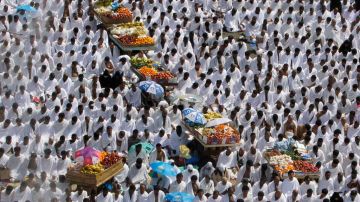 Con ofrendas y vestiduras blancas libres de costuras, los musulmanes peregrinan para limpiarse de todo pecado.