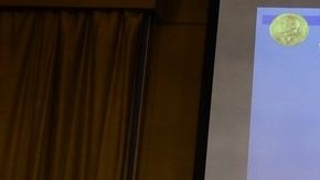 En pantalla se observan las fotos de los ganadores del Premio Nobel de Economía; reconocidos por dar respuesta a un "problema económico central".