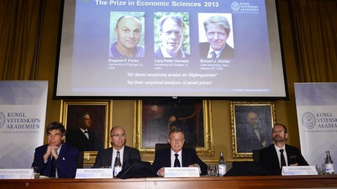 En pantalla se observan las fotos de los ganadores del Premio Nobel de Economía; reconocidos por dar respuesta a un "problema económico central".