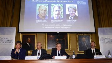 En pantalla se observan las fotos de los ganadores del Premio Nobel de Economía; reconocidos por dar respuesta a un "problema económico central".