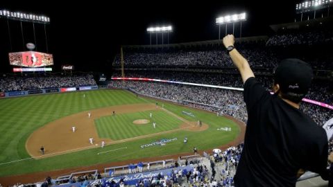 Adrián González le dio un doble que supuso la primera carrera, pero sobre todo la acción de rebeldía que quería todo el estadio y que necesitaba el grupo.