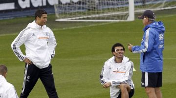 'CR7' y Pepe con el entrenador 'Galáctico' Carlo Ancelotti.