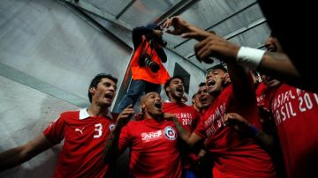 Los jugadores chilenos celebran su pase directo al Mundial de Brasil