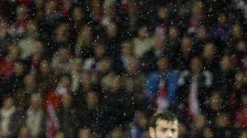 El jugador de Suiza, Haris Seferovic disputa un balón con el jugador de Eslovenia, Branko Ilic.